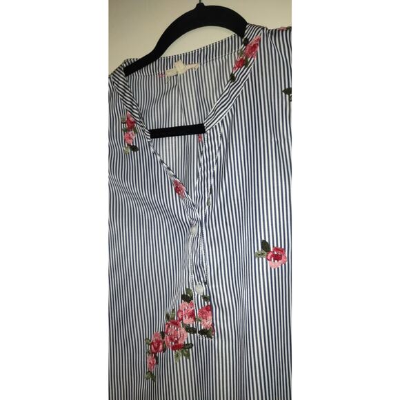 Mystree Top Shirt Womens Small Blue White Pinstripe Embroidered Flowers Nautical - Picture 4 of 14